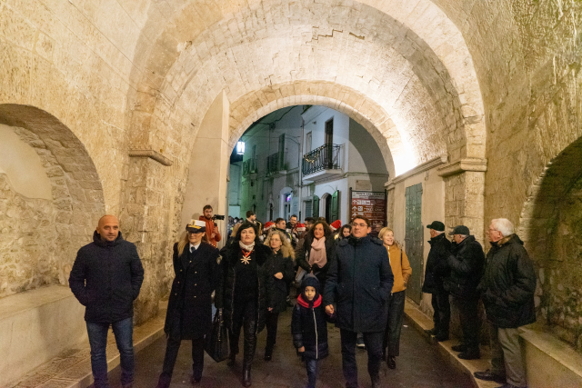 Natale a Monte Sant’Angelo, illuminato l’Albero della comUNITÀ al termine della marcia e allestito dai ragazzi