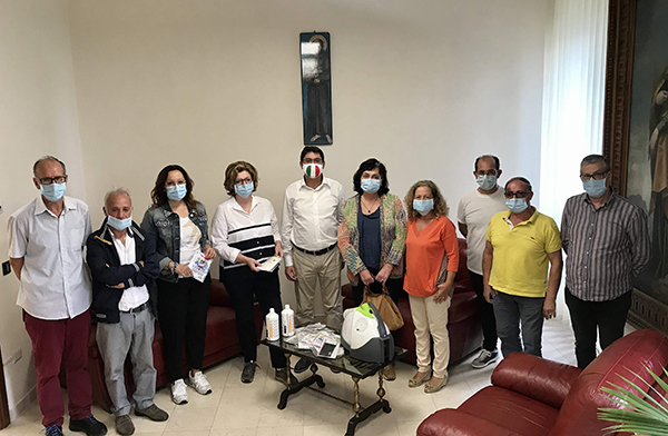 Il Comune dona sanificatori alle scuole e mascherine agli studenti, il Sindaco d’Arienzo: “Buona ripartenza”