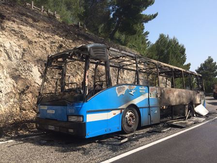 Incendio autobus sulla strada provinciale 55, il Sindaco d’Arienzo: “Pregiudizievoli dell’incolumità, si rinnovi subito il parco mezzi”