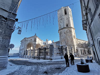 Neve a Monte Sant’Angelo, scuole chiuse oggi e domani. Paesaggi e atmosfere fiabesche