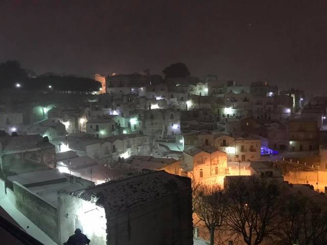 Continua a nevicare a Monte Sant’Angelo e continuano le operazioni con il mezzo spargisale e spalaneve per liberare le vie della Città 